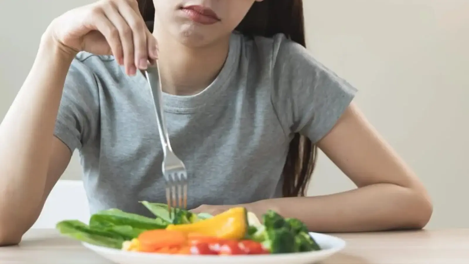 Why Giving a 12-Year-Old a Smartphone Raises Eating Risks