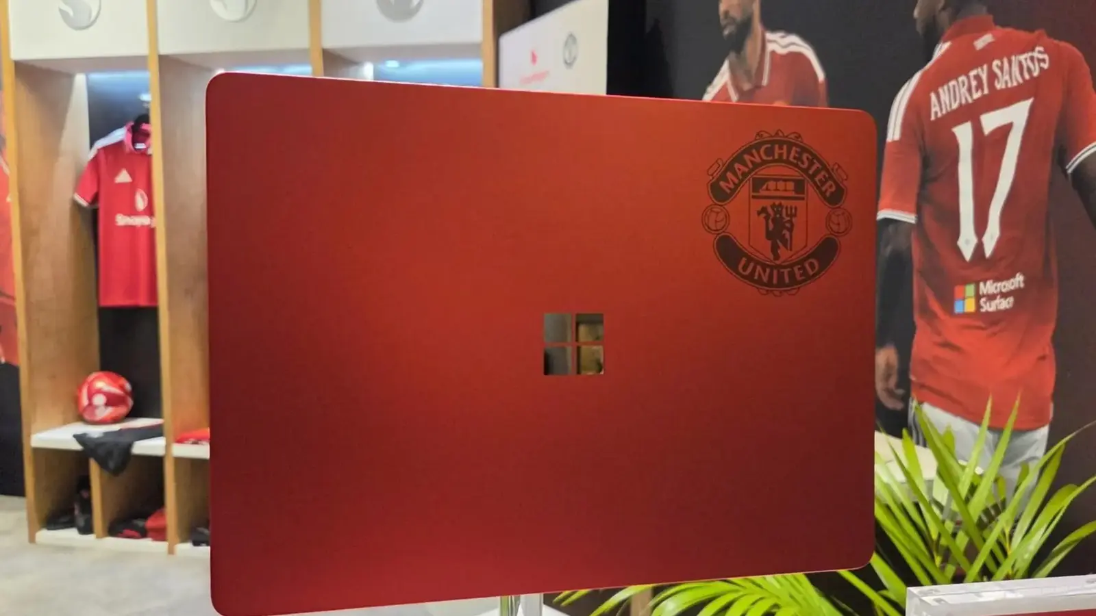 Limitierte rote Surface-Laptop-Edition von Manchester United