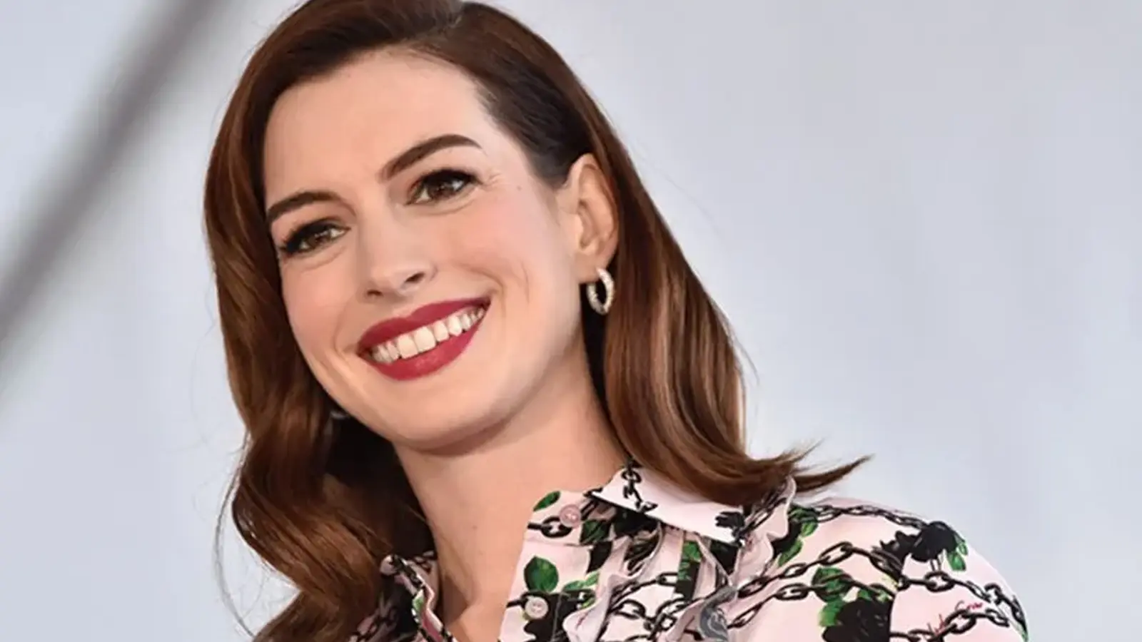 Anne Hathaway Eyes Jurassic World Role Opposite Scarlett
