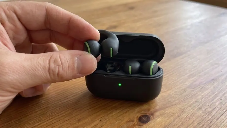 Leak: Samsung Galaxy Buds On mit Clip-Design enthüllt Leak: Samsung Galaxy Buds On mit Clip-Design enthüllt