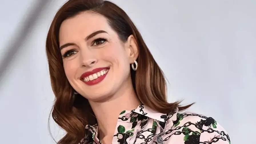 Anne Hathaway Eyes Jurassic World Role Opposite Scarlett